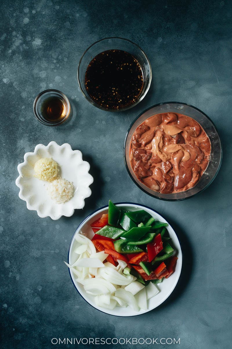Ingredients for making chicken liver with onion and pepper